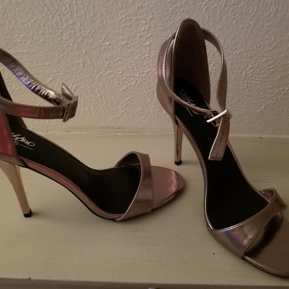 Ladies Shoes - Picture 2 of 3